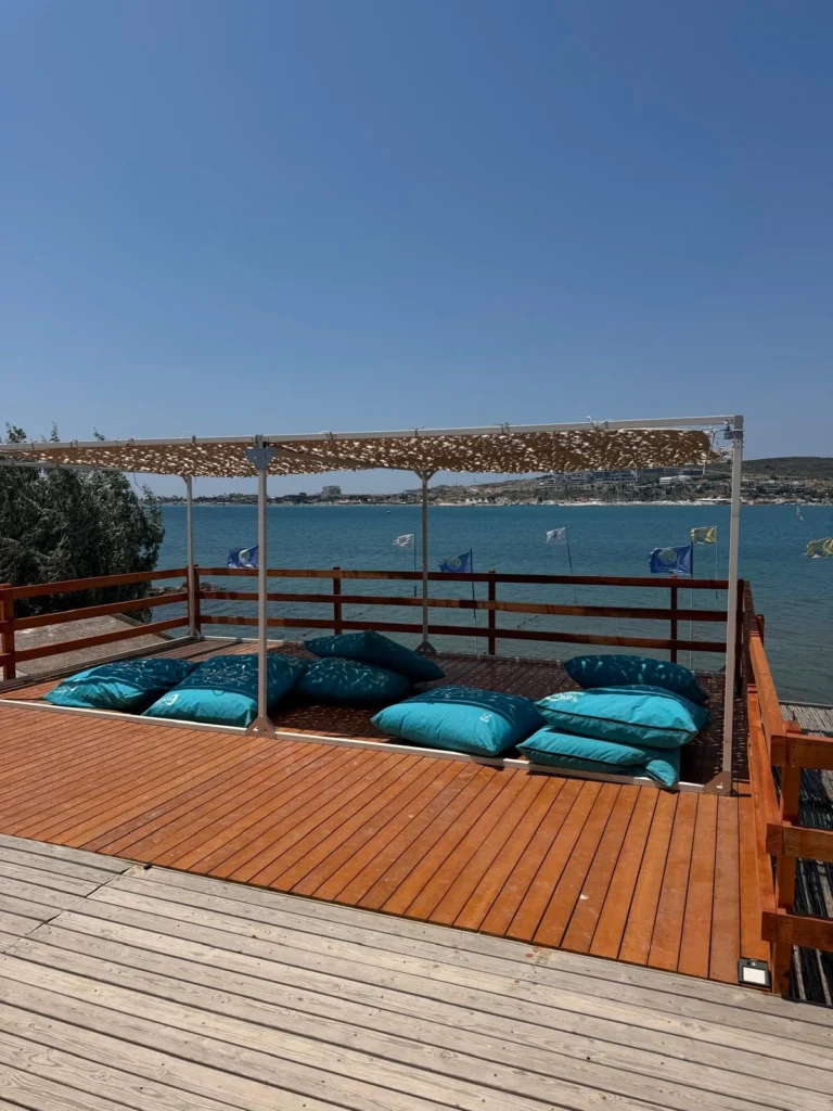 Çağla Kubat Windsurf Akademi, Alaçatı: deniz kenarındaki terasta evcik gölgelik