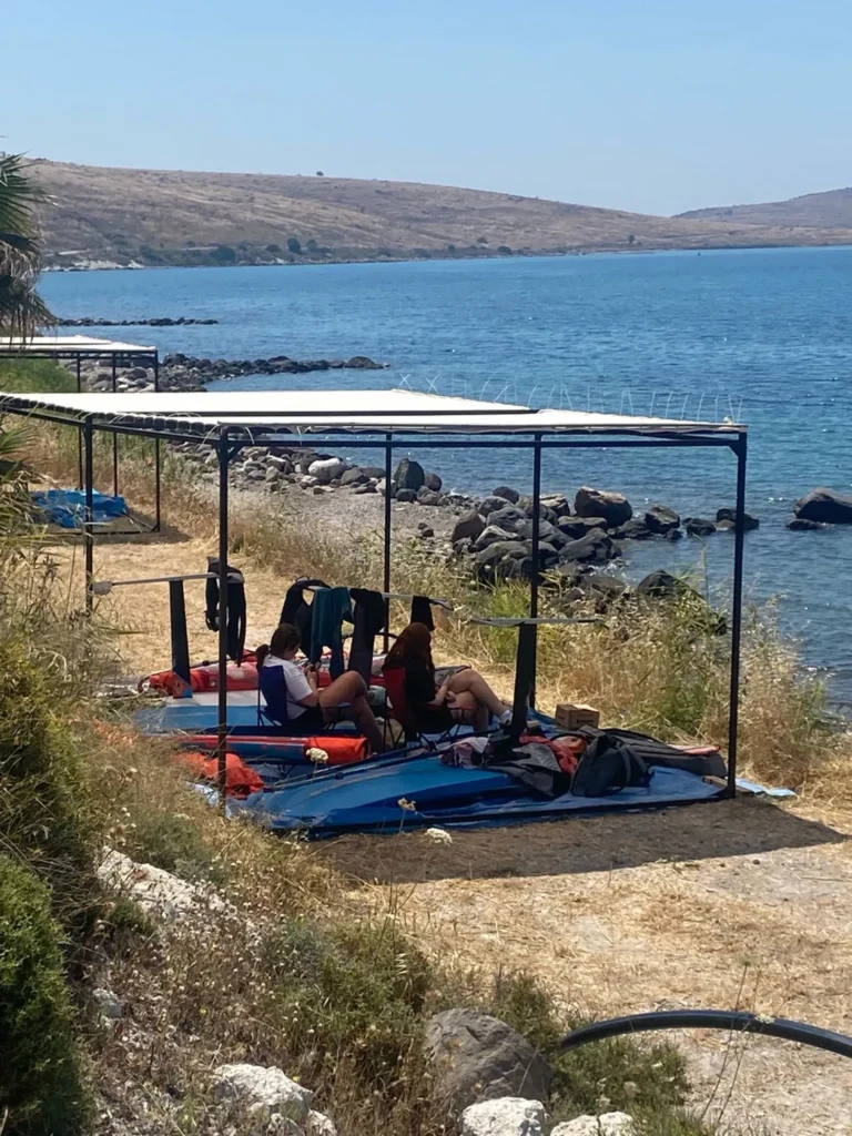 Çağla Kubat Windsurf Akademi, Alaçatı: sahilde sporcular için evcik gölgelik alanları